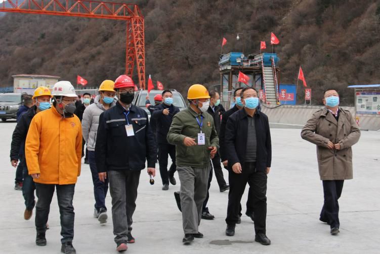 四川省副省長(zhǎng)、黨組成員楊洪波在九綿高速LJ9項(xiàng)目調(diào)研疫情防控和復(fù)工復(fù)產(chǎn)情況