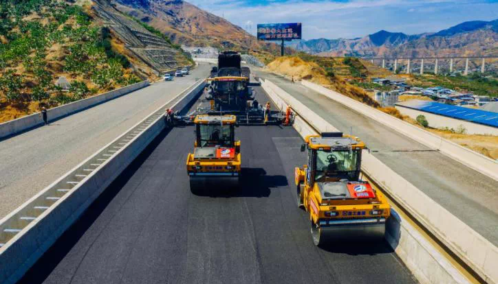 全球首次！無人駕駛壓路機成群結(jié)隊“上路”！