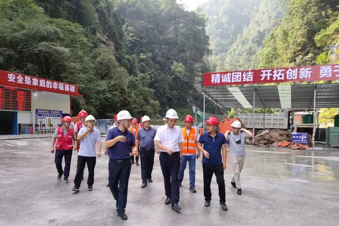 四川路橋黨委委員、紀(jì)委書(shū)記朱年紅赴宜金高速公路XJ6項(xiàng)目檢查指導(dǎo)工作