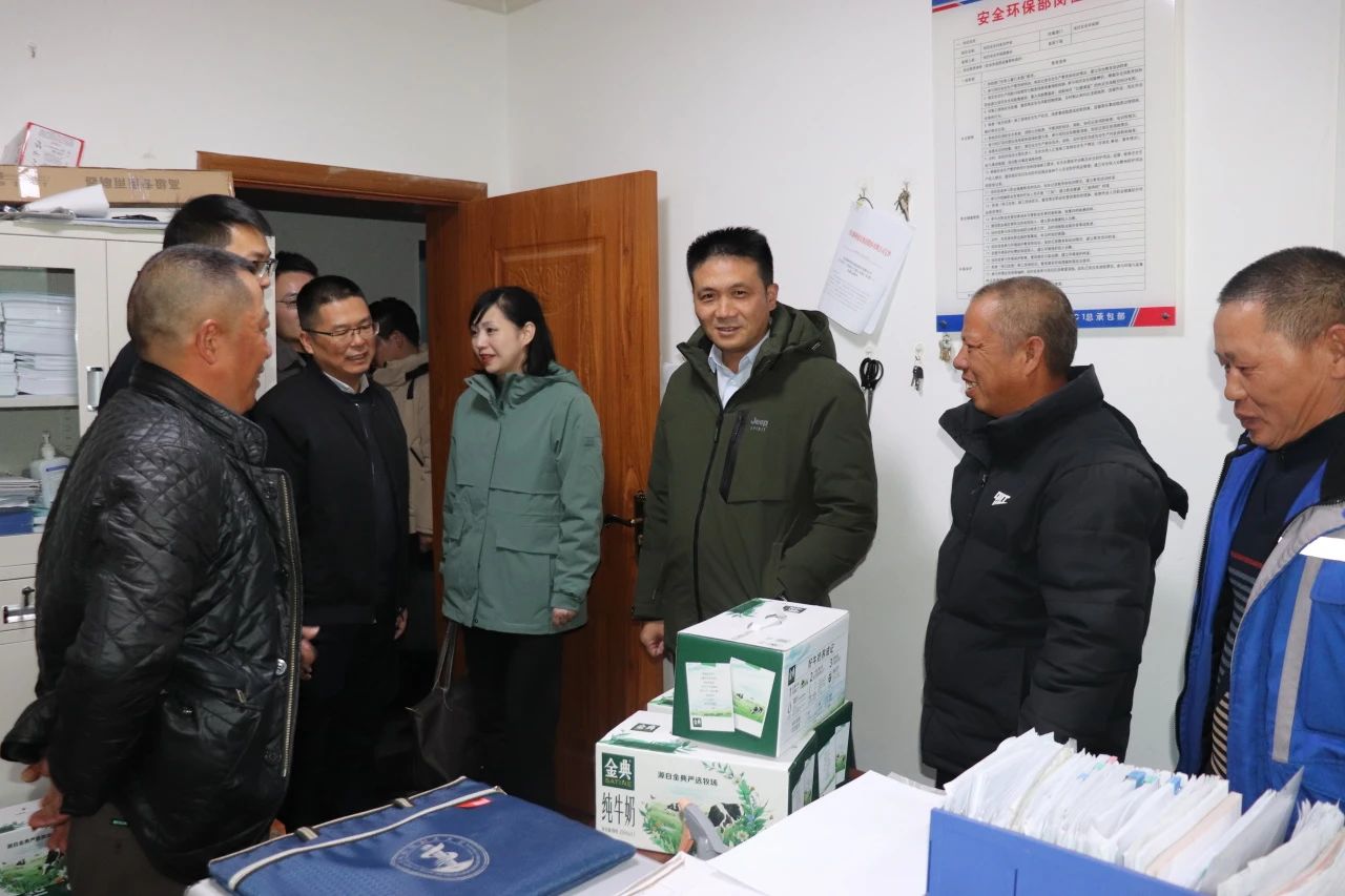 四川路橋黨委委員、董事、工會主席朱年紅赴川交公司項目一線開展“冬送溫暖”慰問活動