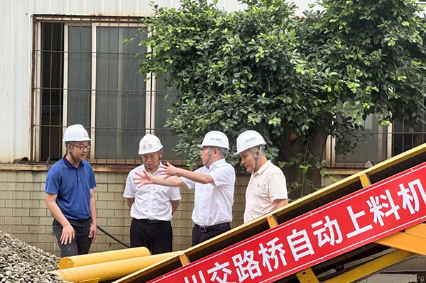 川交公司黨委書(shū)記、董事長(zhǎng)杜江林到S11線拌合站自動(dòng)上料系統(tǒng)疲勞實(shí)驗(yàn)現(xiàn)場(chǎng)指導(dǎo)工作
